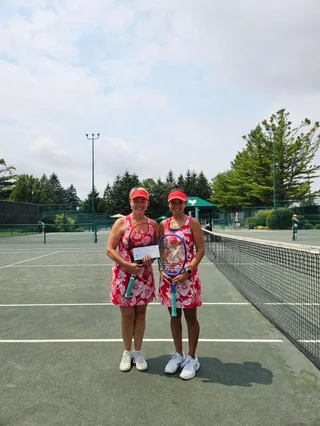 Two players with their prize at the 3.5 invitational tournament