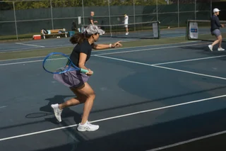 Shannon Lee hitting on an outdoor court